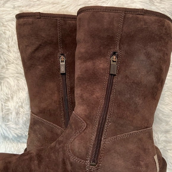 UGG Women Fairfax II Boots - LIKE NEW! - Picture 3 of 9